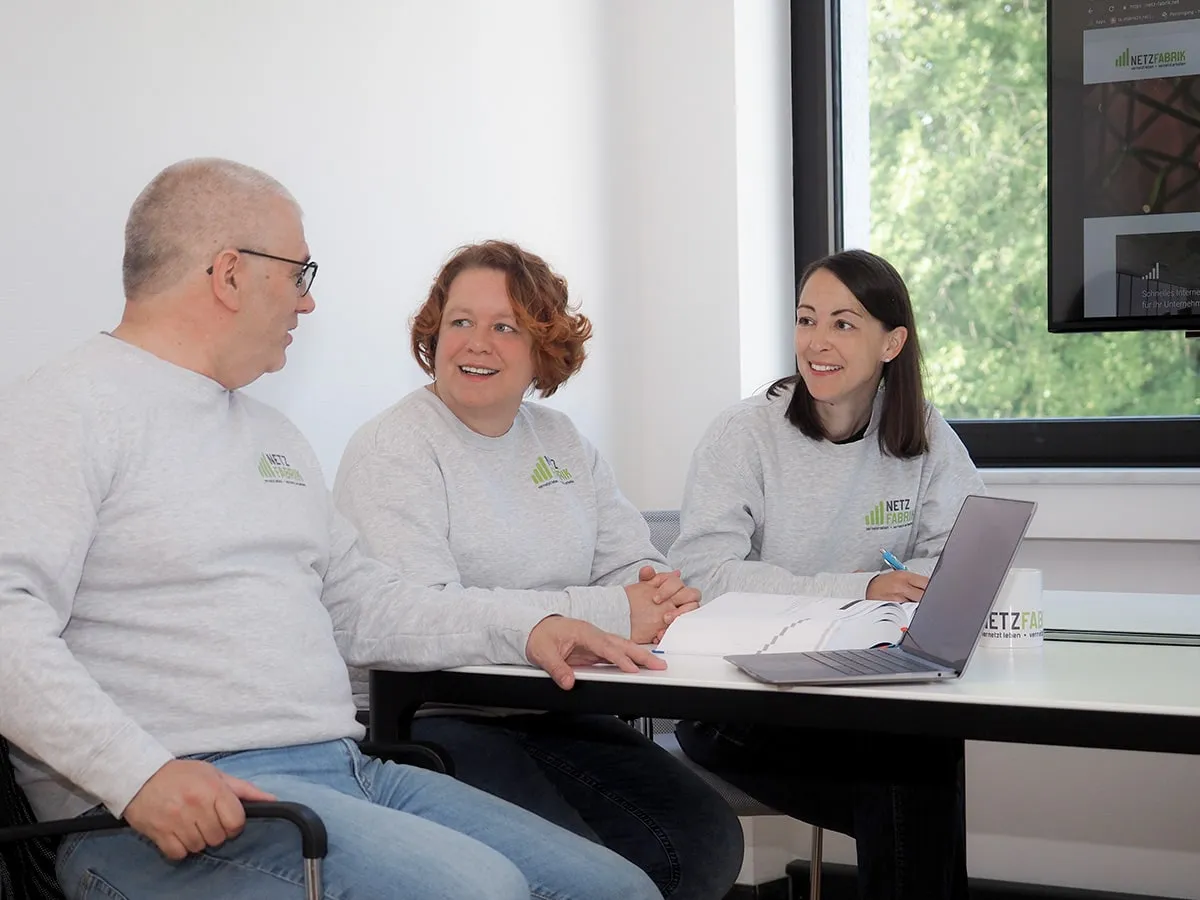 Hans Lübken, Sabrina Winkelmann und Daniela Stubbs im Gespräch am Besprechungstisch